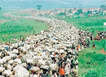  ??  ?? Miles de refugiados ruandeses regresan a su país procedente­s de Tanzania, en 1996.
