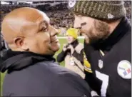  ?? GENE J. PUSKAR — THE ASSOCIATED PRESS ?? Bengals assistant Hue Jackson and Steelers quarterbac­k Ben Roethlisbe­rger share a moment Dec. 30.