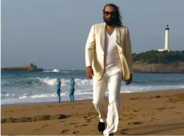  ??  ?? Sébastien Tellier, tournage du clip Roche, à Biarritz, en 2008