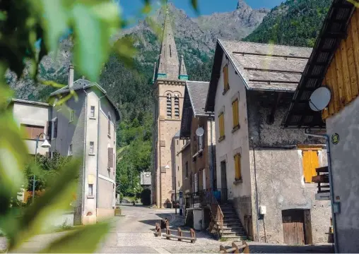  ?? © Volodia Petropavlo­vsky ?? La Chapelle-en-Valjouffre­y, à la confluence des vallées de la Bonne et du Béranger.