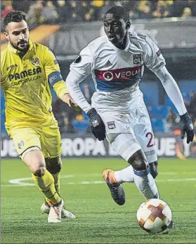  ?? FOTO: EFE ?? Ferland Mendy se marcha de Mario Gaspar en el Villarreal-Lyon de la Europa League