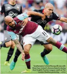  ?? AFPPIX ?? Southampto­n’s Oriol Romeu (R) vies with West Ham United’s Simone Zaza (L) during their English Premier League match at The London Stadium yesterday. –