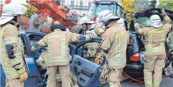  ?? ?? Das Zusammensp­iel klappt gut - so lautet das Fazit von DRK und Feuerwehr.