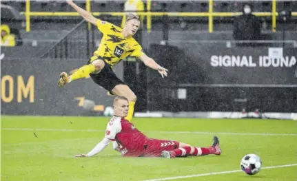  ?? (Photo: AFP) ?? Dortmund’s Norwegian forward Erling Braut Haaland (left) scores the opening goal during the German first division Bundesliga match against SC Freiburg in Dortmund, in this October 3, 2020 file photo.