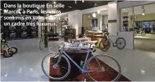  ??  ?? Dans la boutique En selle Marcel, à Paris, les vélos sont mis en valeur dans un cadre très luxueux.