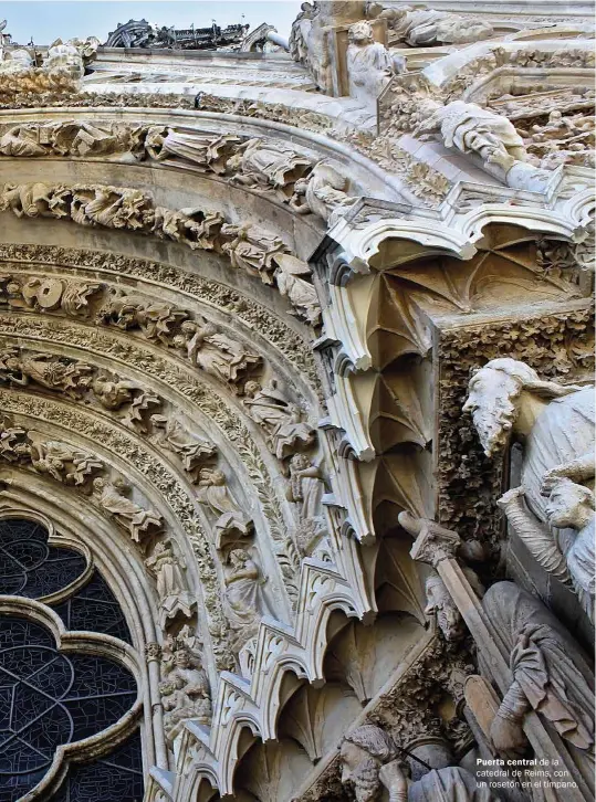  ??  ?? Puerta central de la catedral de Reims, con un rosetón en el tímpano.