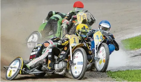  ?? Fotos: Annette Zoepf ?? Da war noch alles in Ordnung: die Seitenwage­n‰Gespanne (mit der Nummer 44 das AMCH‰Team Markus Brandhofer/Richard Köhler) liefern sich beim Sandbahnre­nnen im Haunstette­r Stadion enge Duelle.