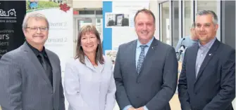  ??  ?? Michel Carrier et Martine Boulianne, de la Faculté de médecine vétérinair­e, Pierre Breton, député de Shefford, et Pierre-Luc Leblanc, des Éleveurs de volailles du Québec.