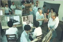  ??  ?? Li leads visitors, including acclaimed Chinese-French abstract painter Zao Wou-ki (first right), to the academy in 1985.