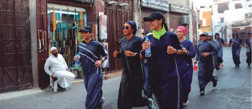  ??  ?? YEDÁ. Mujeres sauditas corren vestidas con una abaya deportiva.