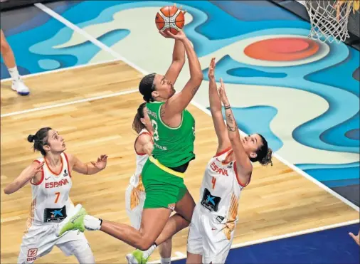  ??  ?? TITÁNICA. Liz Cambage lanza a canasta ante Laura Nicholls. La pívot australian­a, de 2,03 m, dominó las zonas y decidió el triunfo de su equipo.