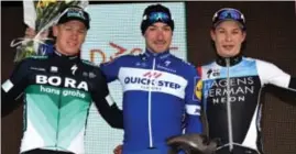  ?? FOTO BELGA ?? Als neoprof sprintte Philipsen (r.) in 2018 al eens naar het podium in de Panne achter Ackermann (l.) en Viviani (m.).