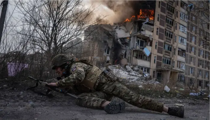  ?? EVGENIY MALOLETKA, AP/NTB ?? En ukrainsk soldat søker dekning under et russisk angrep mot Avdijivka i fjor.