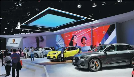  ?? XIAO DA / CHINA DAILY ?? German carmaker Volkswagen Group, together with its Audi and Porsche brands, is highlighti­ng electric vehicles at the third China Internatio­nal Import Expo in Shanghai.
