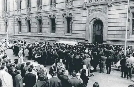  ?? CARLOS PEREZ DE ROZAS ?? L’expectació. Es van formar llargues cues per assistir al judici; els curiosos s’amuntegave­n a la porta del Palau de Justícia per veure els acusats