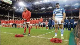  ??  ?? Gethin Jenkins of Wales and Agustin Creevy of Argentina lay wreaths