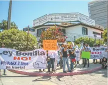  ??  ?? En la sede de la CNDH en Tijuana, un contingent­e argumentó que la ampliación del periodo gubernamen­tal viola sus derechos políticos.