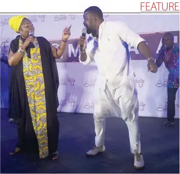  ??  ?? Salawa Abeni (L) and Kunle Afolayan performing a surprise duet