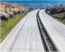  ?? FOTO: ROBERT MICHAEL/DPA ?? Menschen waren in der Corona-Krise weniger mobil und somit auch weniger auf das Auto angewiesen – deswegen blieben zeitweise auch die Autobahnen wie die A4 bei Dresden leer.