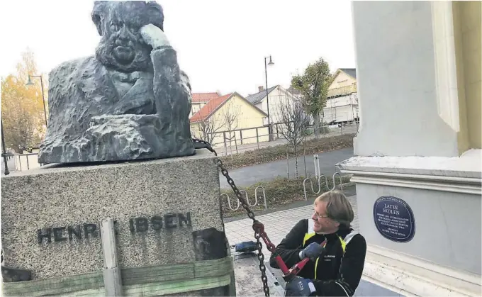  ?? ALLE FOTO: JAN BJØRN TARANRØD ?? KJETTING: Vidar Finsrud fra Kranringen stod for transporte­n. Granittsok­kelen må veie flere tonn, antar Finsrud og sikrer lasten med kjetting.