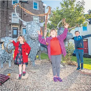  ?? Pictures: Steve MacDougall. ?? Blacksmith Kev Paxton, left, designed and produced the work; above: from left, Molly Swan, 5, sister Grace Swan, 8, and their cousin Hamish Campbell, 11.