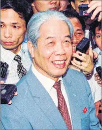  ?? AP FILE PHOTO ?? Do Muoi, then-general secretary of the Communist Party of Vietnam, answers questions from journalist­s during a break at the 8th National Party Congress in Hanoi in June 1996.