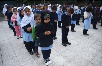  ?? FOTO: LEHTIKUVA / AFP PHOTO / WAKIL KOHSAR ?? Afghanska skolbarn står uppställda inför terminens första skoldag i en privat skola i Kabul. Finlands utveckling­ssamarbete i Afghanista­n handlar i hög grad om att förbättra jämställdh­eten, bland annat genom att satsa på flickors skolgång.