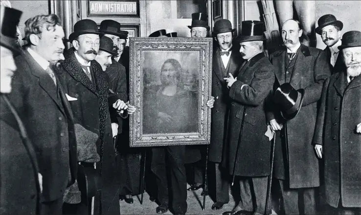  ?? ROGER VIOLLET / GETTY ?? Un grupo de expertos celebran la vuelta de la Mona Lisa al Louvre, el 4 de enero de 1914, que había sido robada dos años y medio antes