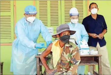  ?? HEALTH MINISTRY ?? A man receives a Covid-19 jab at a vaccinatio­n centre in Pursat province in January.