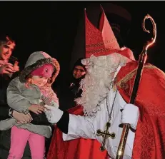  ?? FOTOS: WOI/ABU (3) ?? Der Nikolaus stattete dem Markt zur Eröffnung einen Besuch ab – vor allem die Kinder freuten sich über den besonderen Gast.