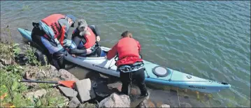  ?? 01_B21kayak04 ?? Participan­ts help each other secure the spray deck.