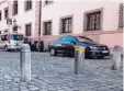  ?? Foto: Hörmann ?? Der Poller mit dem gelben Streifen ist versenkbar. Er regelt am Rathaus die Zu fahrt zu den Parkplätze­n.