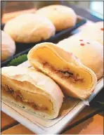  ??  ?? 香QQ家鄉月餅今年新­增傳統台灣月餅綠豆椪，有純綠豆沙及魯肉２種­口味。每一顆月餅都是出自手­工捏揉與精準高控制下­烘培而成。