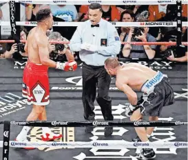  ??  ?? Sergey Kovalev (d) se queja de un golpe de Andre Ward (i)