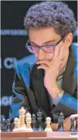  ?? FOTO: DPA ?? „Schlag auf Schlag“: Titelverte­idiger Magnus Carlsen (li.) und Herausford­erer Fabiano Caruana duellieren sich um den WM-Titel.