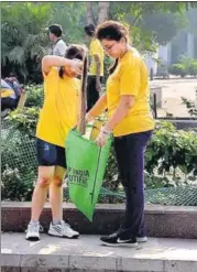  ??  ?? Volunteers help pick up rubbish during a run by Keep India Beautiful