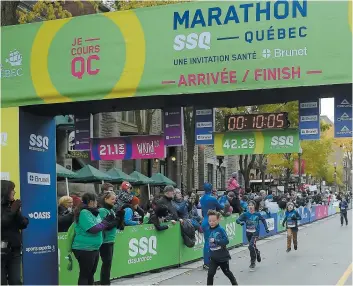  ?? PHOTOS DIDIER DEBUSSCHER­E ?? Photo dans le texte : le gagnant du mini marathon à son arrivée, hier. Ci-dessus : de jeunes athlètes de 5 à 11 ans qui ont pris part à une course de 2 km.
