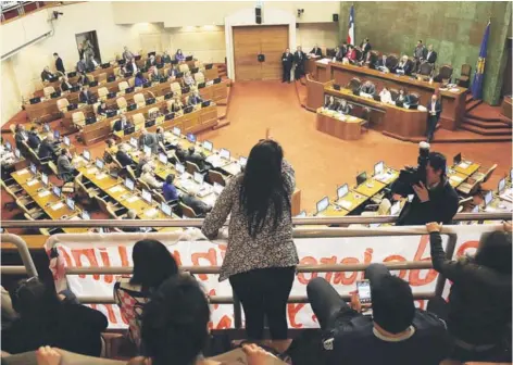  ?? FOTO: DEDVI MISSENE ?? ►► Asistentes al Congreso se manifestar­on durante la exposición de la ministra Delpiano.