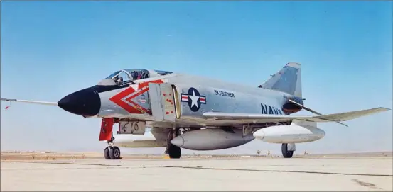  ?? USN ?? Avant d’être utilisé pour les vols de record en novembredé­cembre 1961, le deuxième YF4H-1 avait été équipé des prises d’air retenues pour les appareils de série.