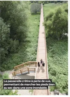  ??  ?? La passerelle s’étire à perte de vue, permettant de marcher les pieds bien au sec dans une zone inondable.