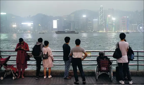  ?? CHAN LONG-HEI / FOR CHINA DAILY ?? Air pollution with a high level of PM2.5 forms a haze of smog at Victoria Harbour in Hong Kong last year.