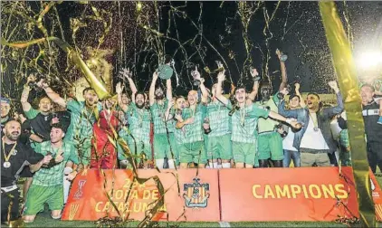  ?? FOTO: ÁLEX GALLARDO ?? Campeoón de la Copa Catalunya El Cornellà levanta el título tras vencer al Horta en un encuentro muy reñido