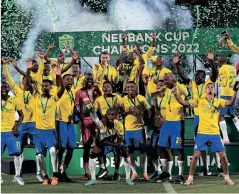  ?? UMFANEKISO: SYDNEY MAHLANGU/BACKPAGEPI­X ?? Abadlali bemamelodi Sundowns bebhiyoza kwiveki ephelileyo emva kokubetha imarumo Gallants emdlalweni wenedbank Cup, eroyal Bafokeng Stadium.