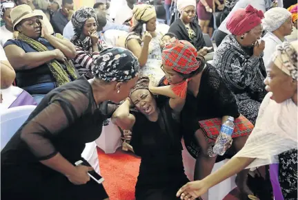  ?? /THAPELO MOREBUDI ?? Emotional moments as family and friends come together to pay their last respects at a memorial service for Matwetwe actor Sibusiso Khwinana.