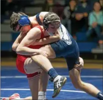  ?? DENNIS KRUMANOCKE­R - FOR DIGITAL FIRST MEDIA ?? Hamburg’s Kyle Vernon ties up Trenton Delp on the way to a pin during their dual last week.