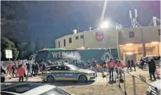  ?? FOTO: BENJAMIN POST ?? Screenshot aus dem Video, das Heidenheim­er Anhänger bei der Attacke auf die Spieler und den Bus des SV Werder Bremen zeigt.