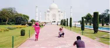  ?? Reuters ?? ↑
A man gets photograph­ed in front of Taj Mahal in Agra on Monday.