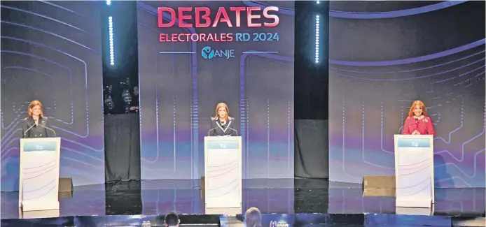  ?? JORGE MARTÍNEZ ?? La vicepresid­enta Raquel Peña, del PRM; Zoraima Cuello, del PLD, e Ingrid Mendoza, de FP, se enfrentaro­n ayer en un debate para exponer sus planes.