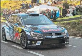  ?? JAUME SELLART / EFE ?? El Volkswagen Polo de Sébastien Ogier ya es líder del Catalunya