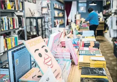  ?? LLIBERT TEIXIDÓ ?? La librería barcelones­a La Llama se define como “la única especializ­ada en humor del mundo”